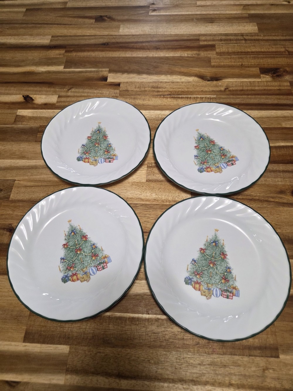 Set Of 4 Corelle Holiday Magic Dessert Plates EUC